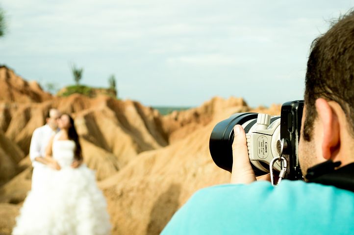 wedding photographer taking prenup photos